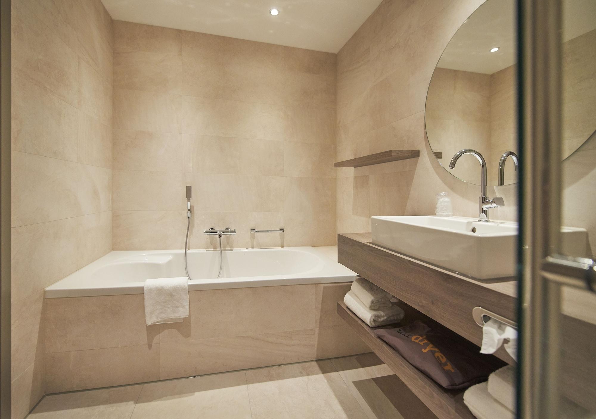 Van Der Valk Hotel لييْفاردين المظهر الخارجي الصورة
